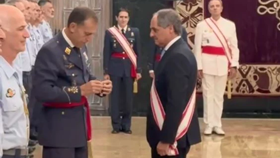 El director general de Enaire, Enrique Maurer, en el momento de recibir la Gran Cruz del Mérito Aeronáutico. Foto: Enaire